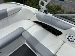 2011-mastercraft-x2-140126-image16