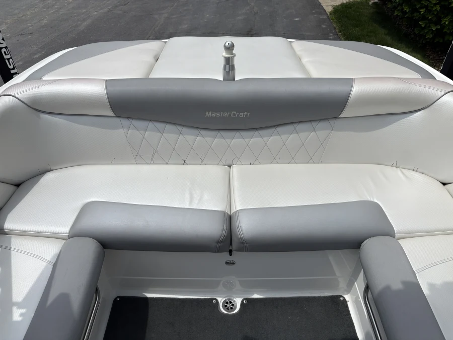 2011-mastercraft-x2-140126-image17