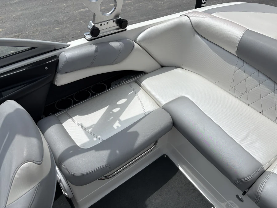 2011-mastercraft-x2-140126-image18
