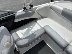 2011-mastercraft-x2-140126-image18