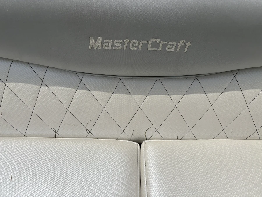 2011-mastercraft-x2-140126-image20