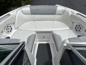 2011-mastercraft-x2-140126-image22