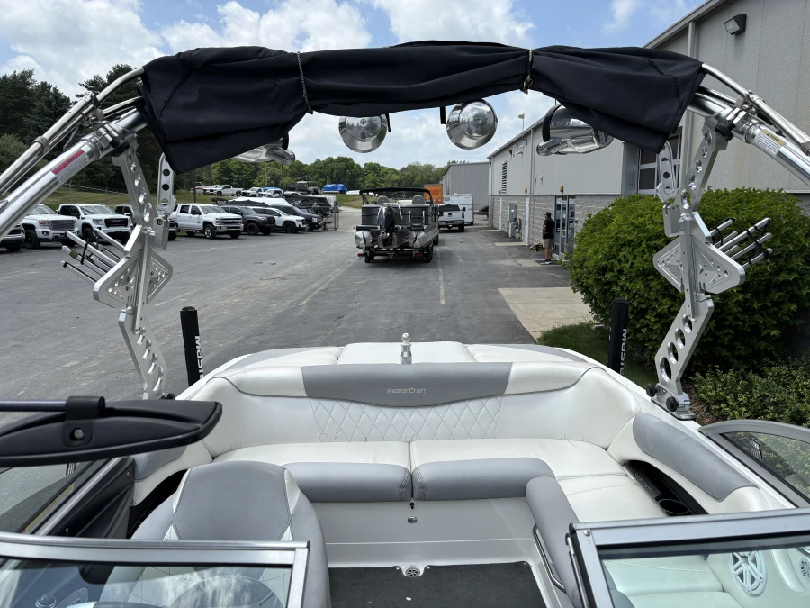 2011-mastercraft-x2-140126-image24