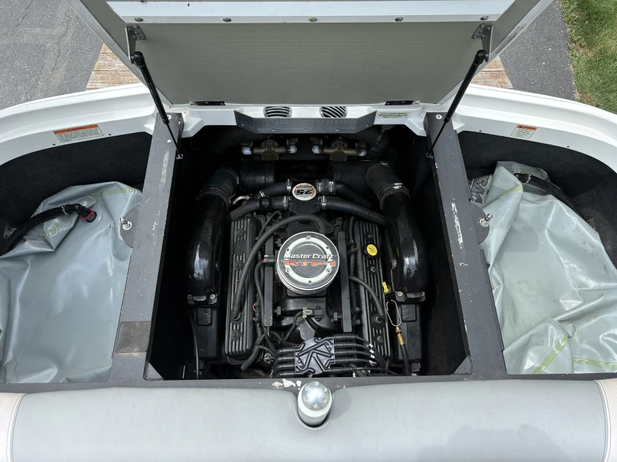 2011-mastercraft-x2-140126-image25