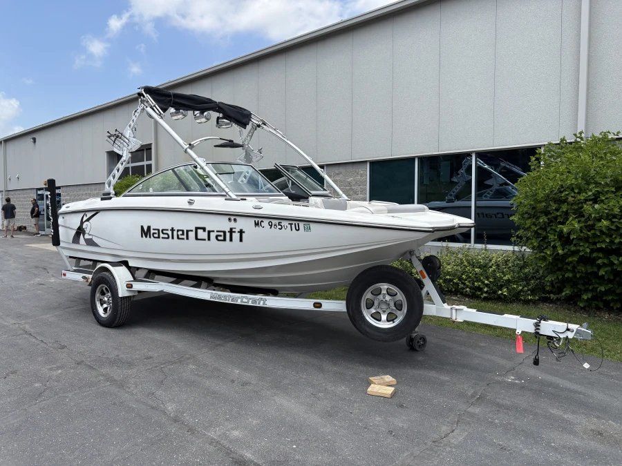2011-mastercraft-x2-140126-image2