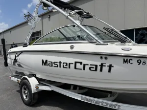 2011-mastercraft-x2-140126-image3