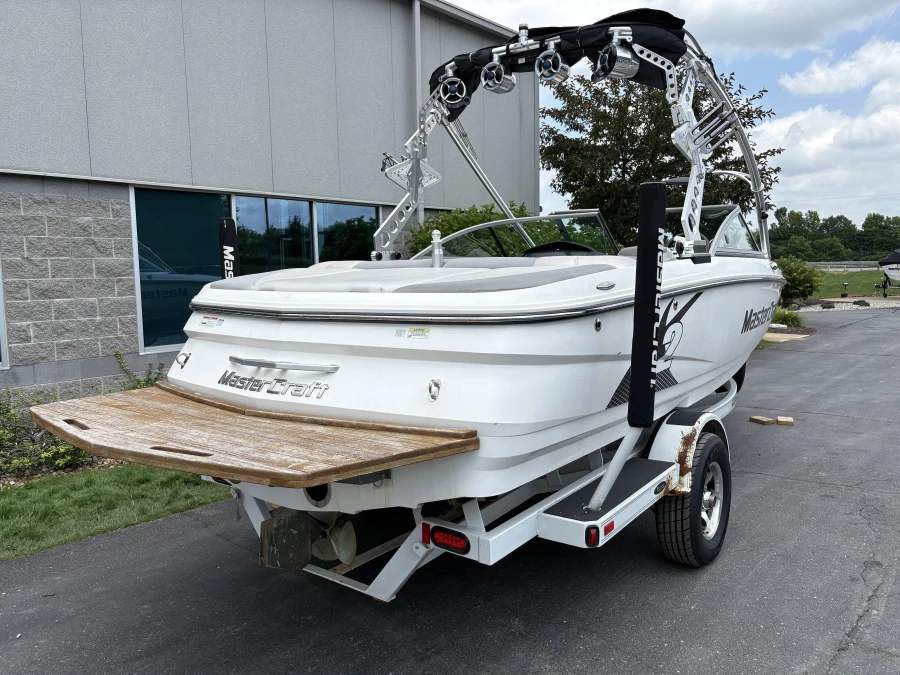 2011-mastercraft-x2-140126-image6