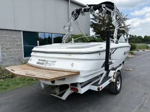 2011-mastercraft-x2-140126-image6