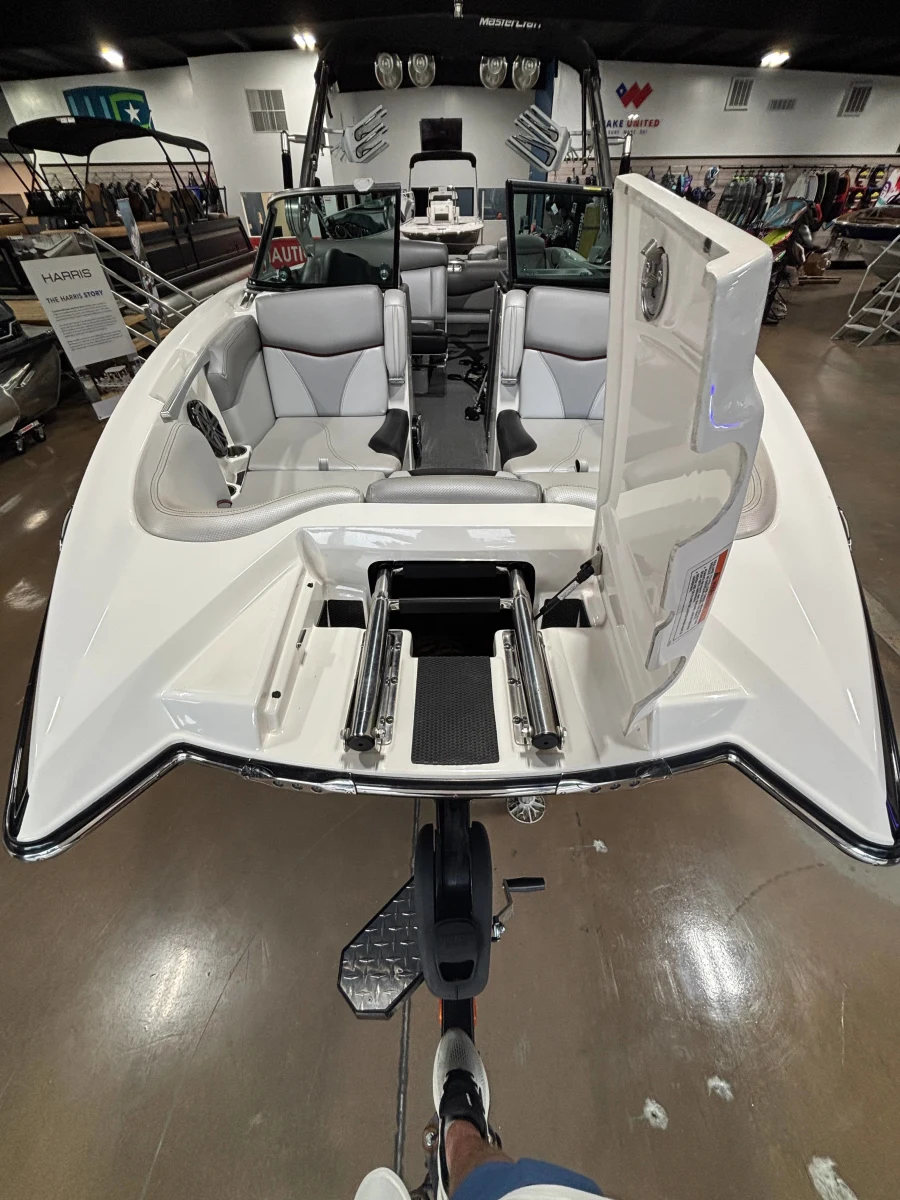 2017-mastercraft-x46-140129-image10