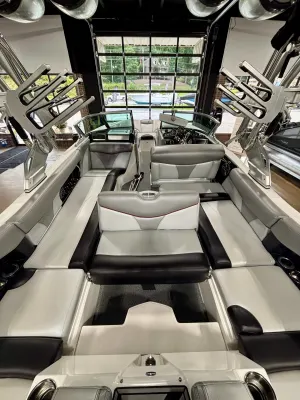2017-mastercraft-x46-140129-image5