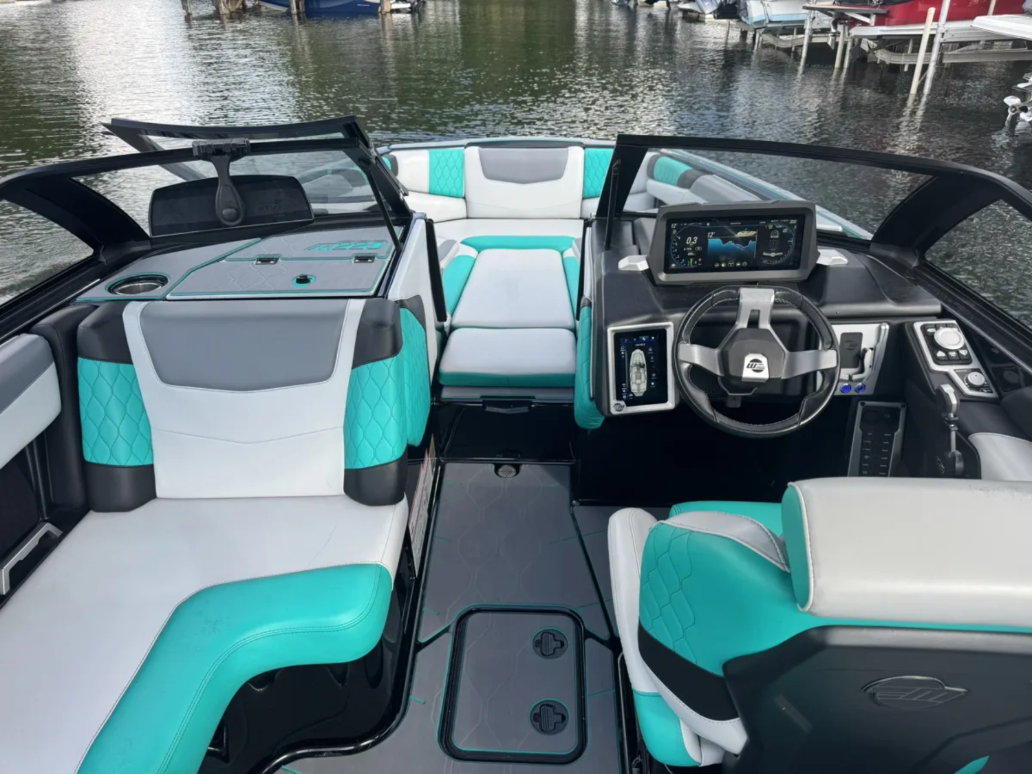 2021 Malibu Boats M220