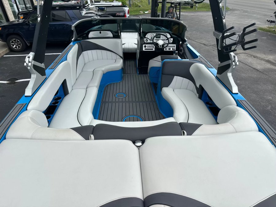 2017-mb-sports-f24-tomcat-138238-image5