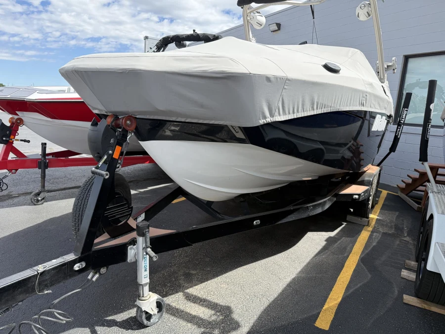 2023-malibu-wakesetter-22-lsv-140828-image2