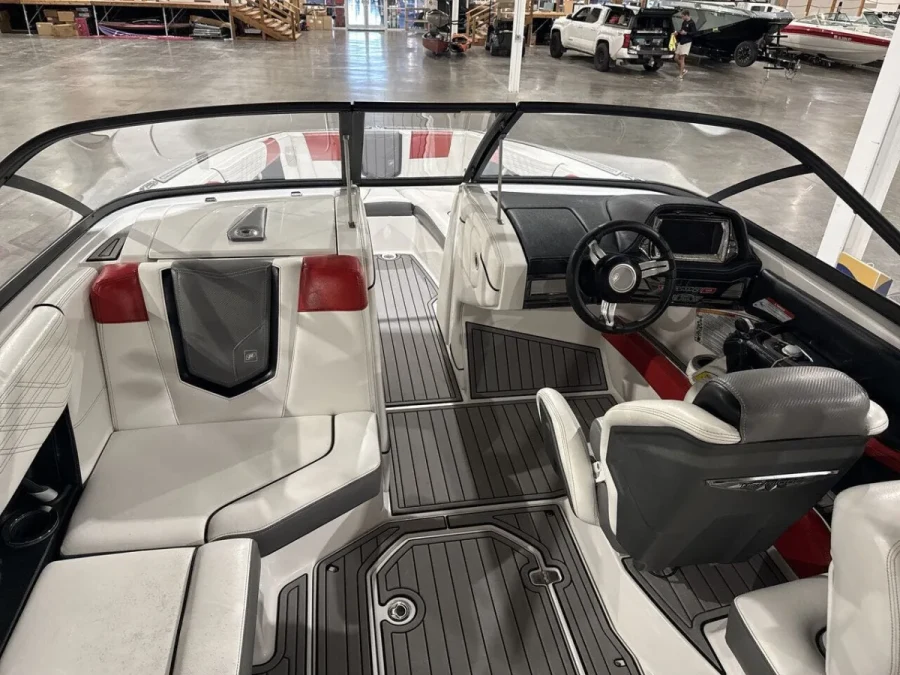 2016-nautique-g23-141117-image2.webp