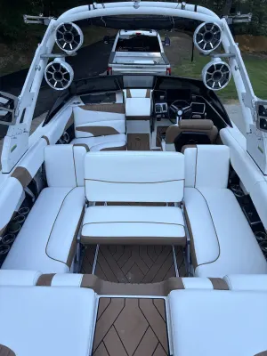 2019-malibu-wakesetter-24-mxz-141165-image4.webp