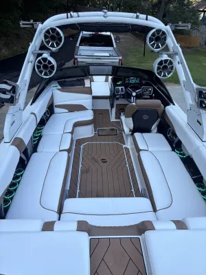 2019-malibu-wakesetter-24-mxz-141165-image5.webp