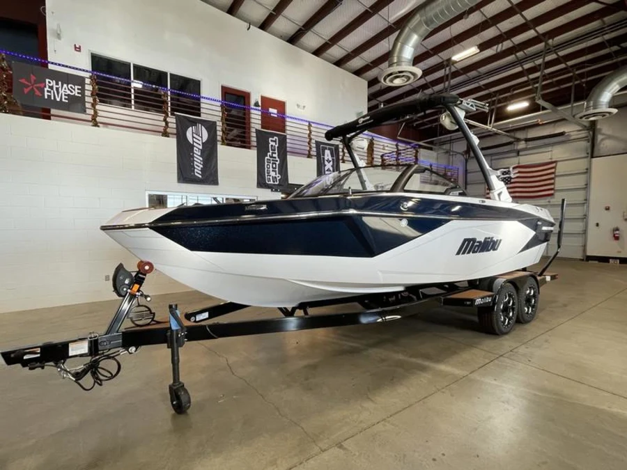 2025-malibu-wakesetter-23-lsv-141206-image2