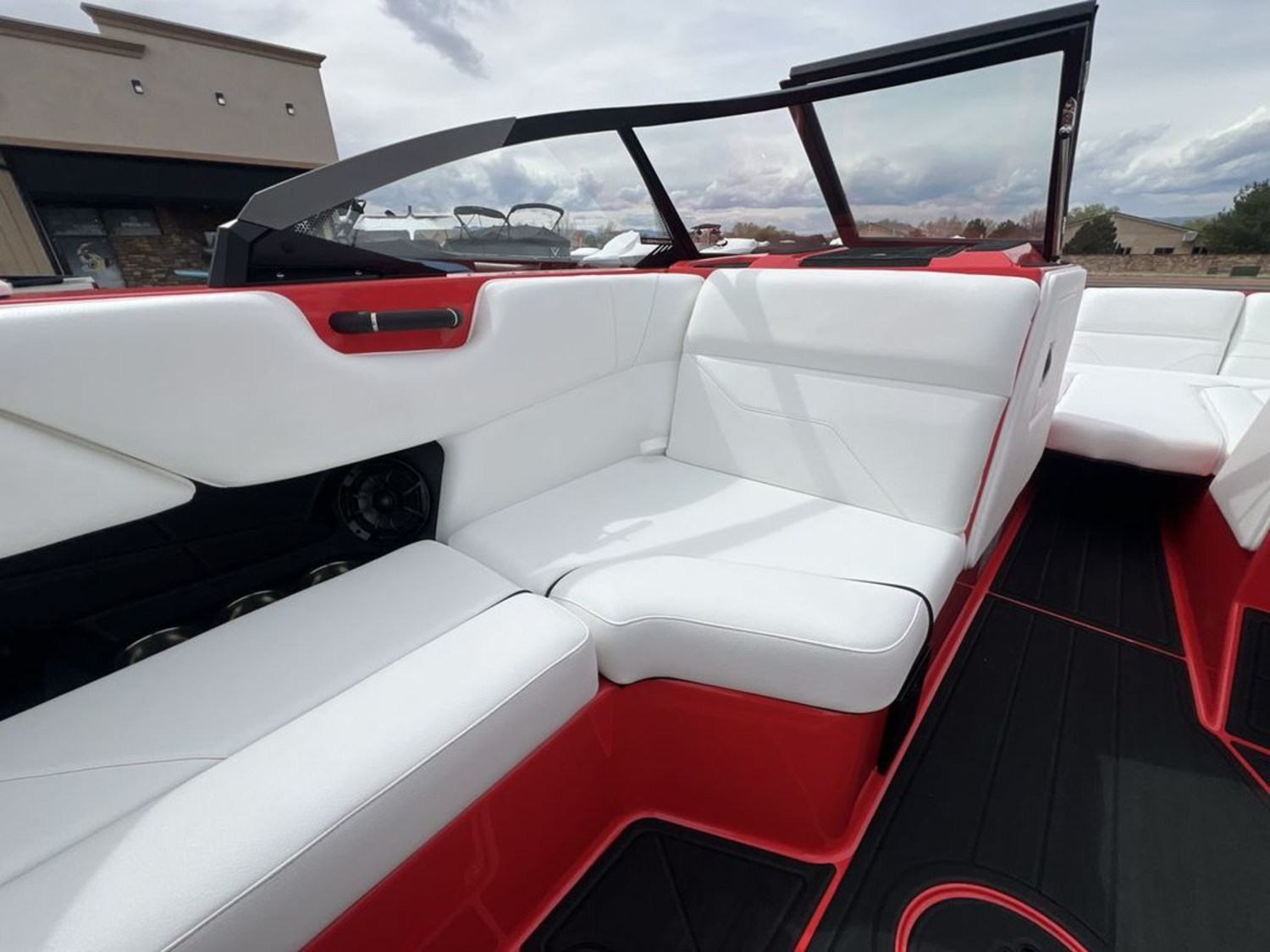 2025 MOOMBA Max