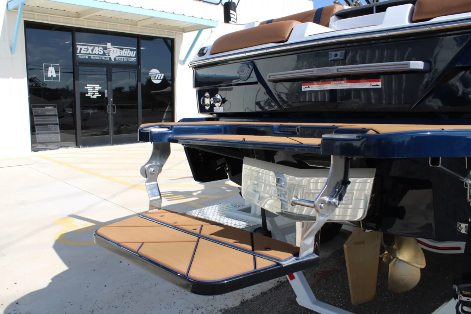 2026 Malibu 23 LSV
