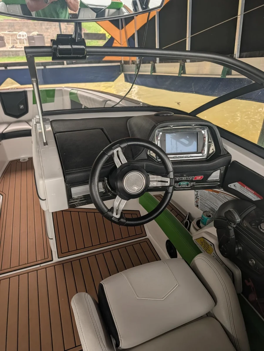 2016-nautique-g23-141422-image7.webp