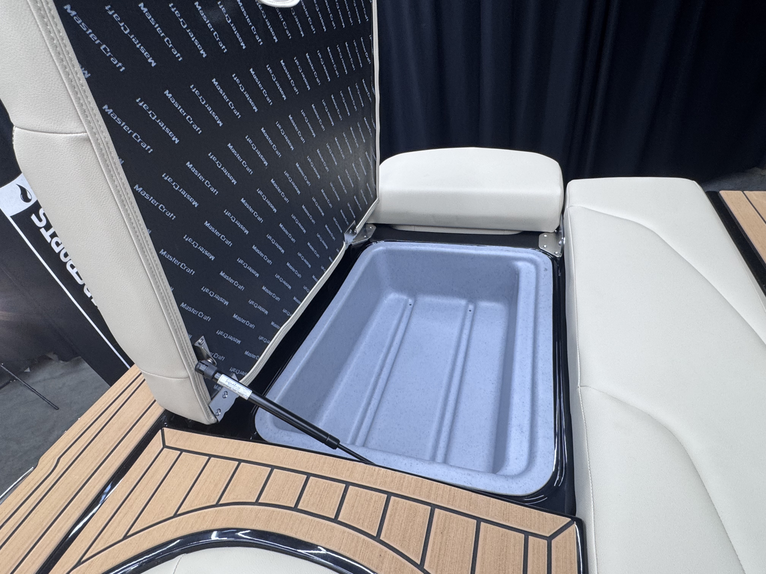 2027 MasterCraft XT22