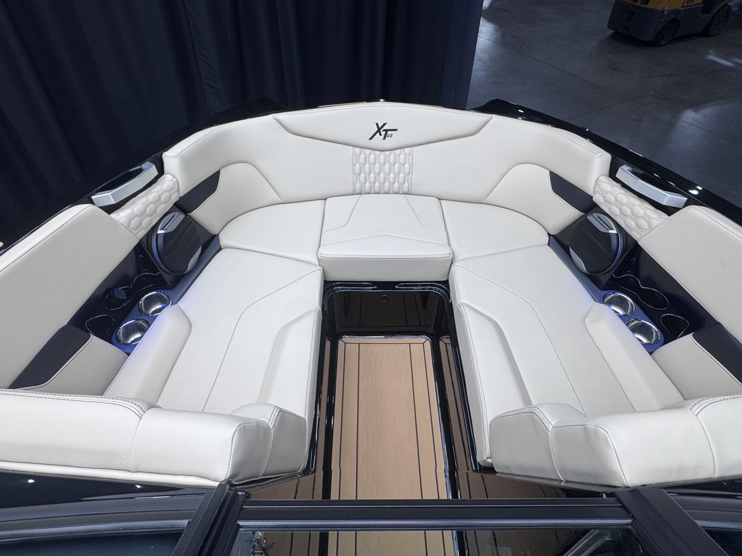 2027 MasterCraft XT22