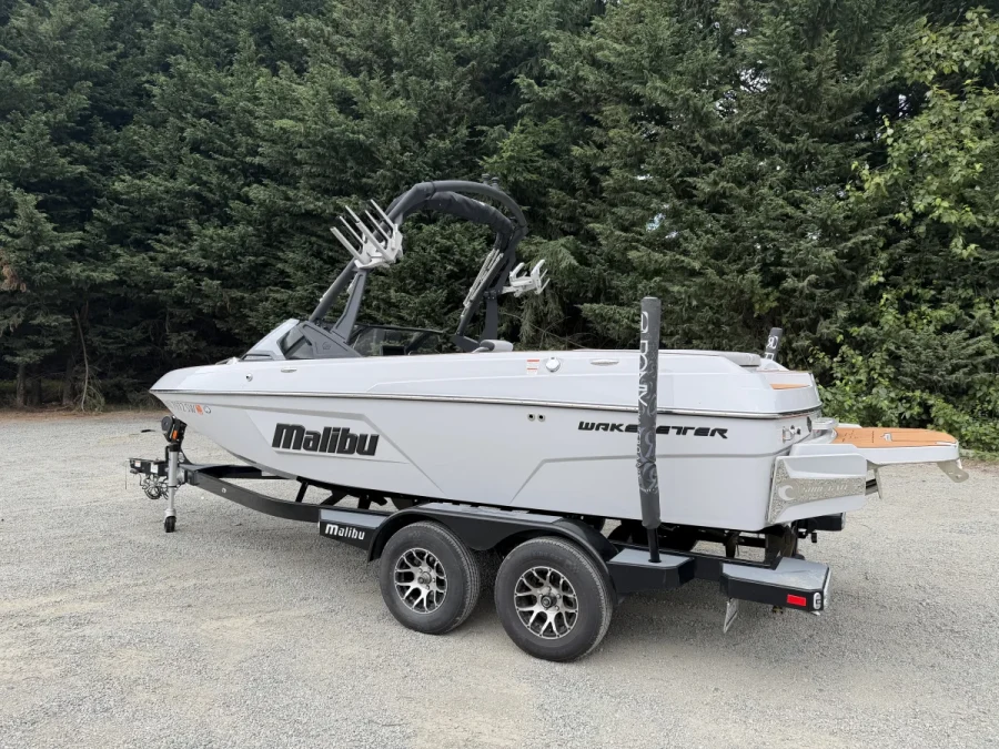 2021-malibu-wakesetter-vtx-141512-image1.webp