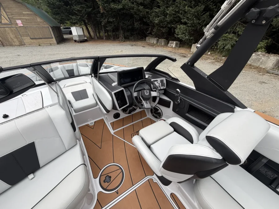 2021-malibu-wakesetter-vtx-141512-image5.webp