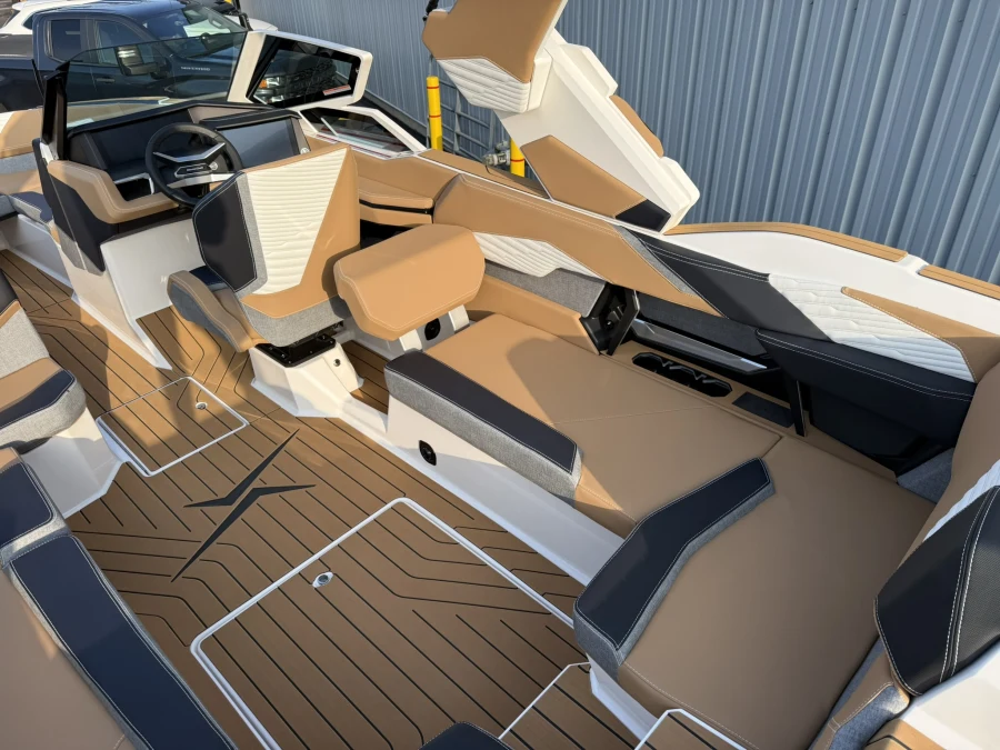 2027-mastercraft-x24-141622-image10