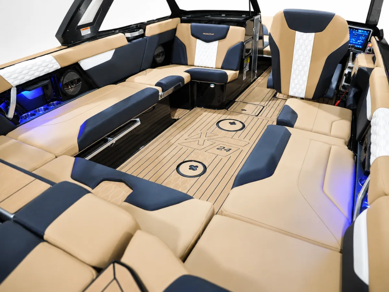 2025 Mastercraft XT24 - Like New!