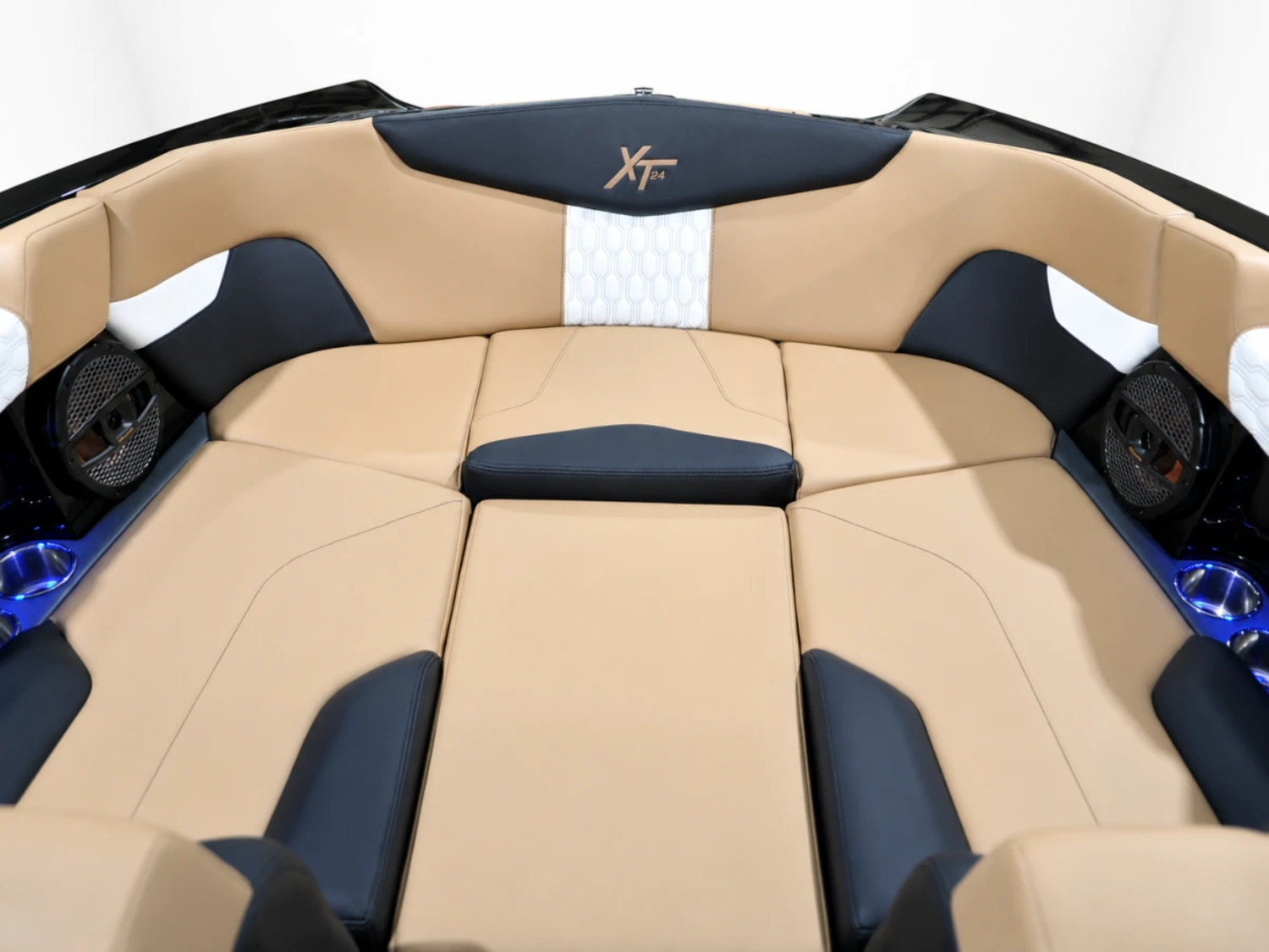 2025 Mastercraft XT24 - Like New!
