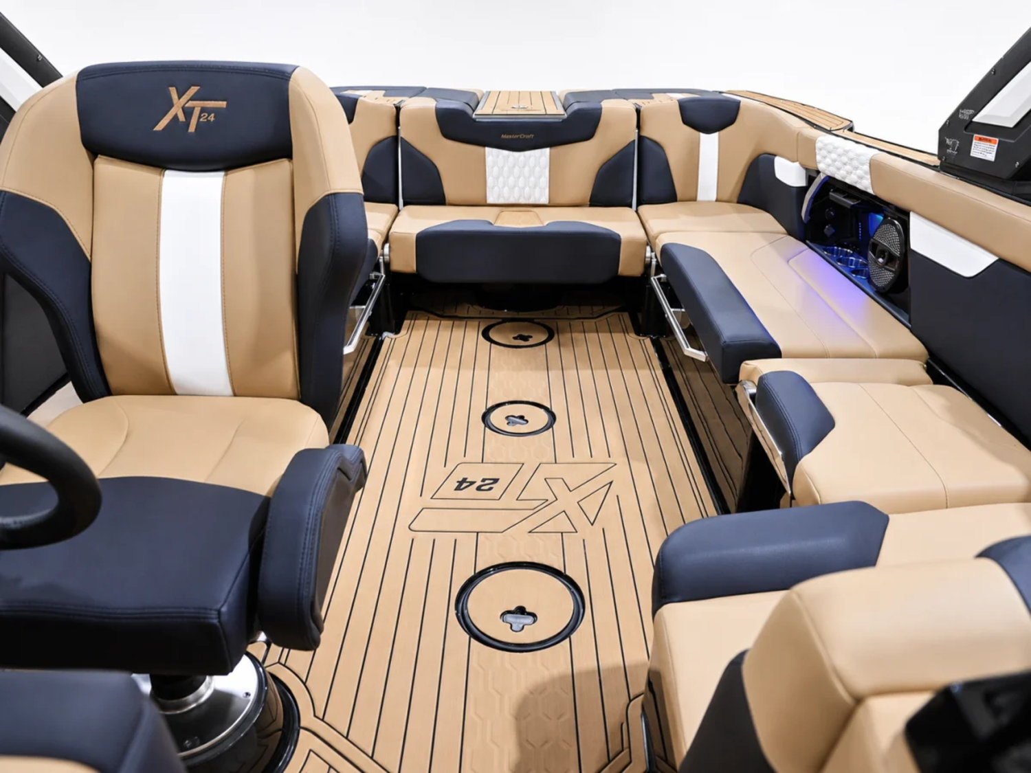 2025 Mastercraft XT24 - Like New!