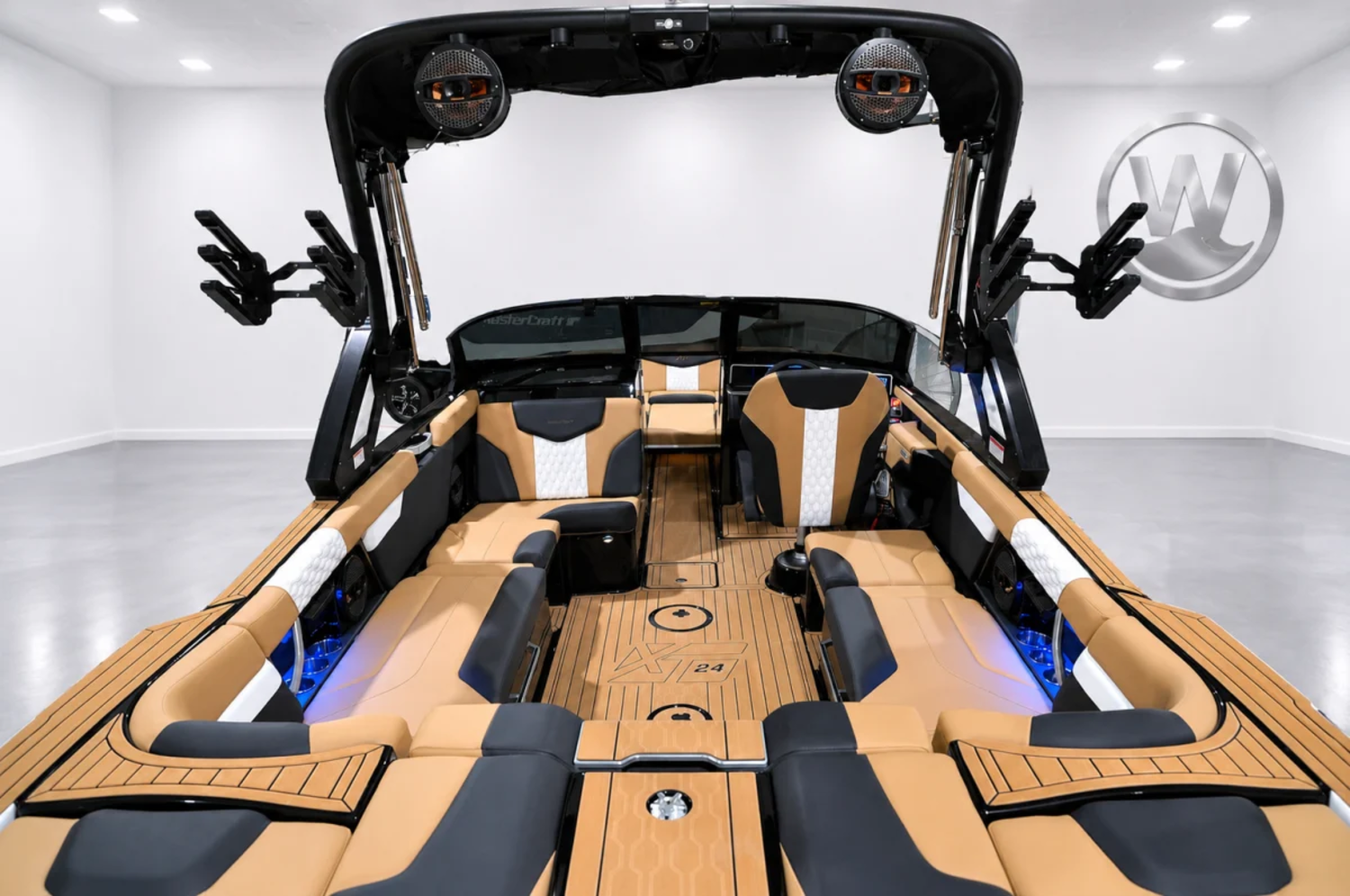 2025 Mastercraft XT24 - Like New!
