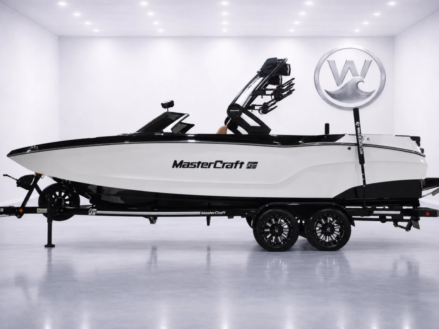 2025 Mastercraft XT24 - Like New!