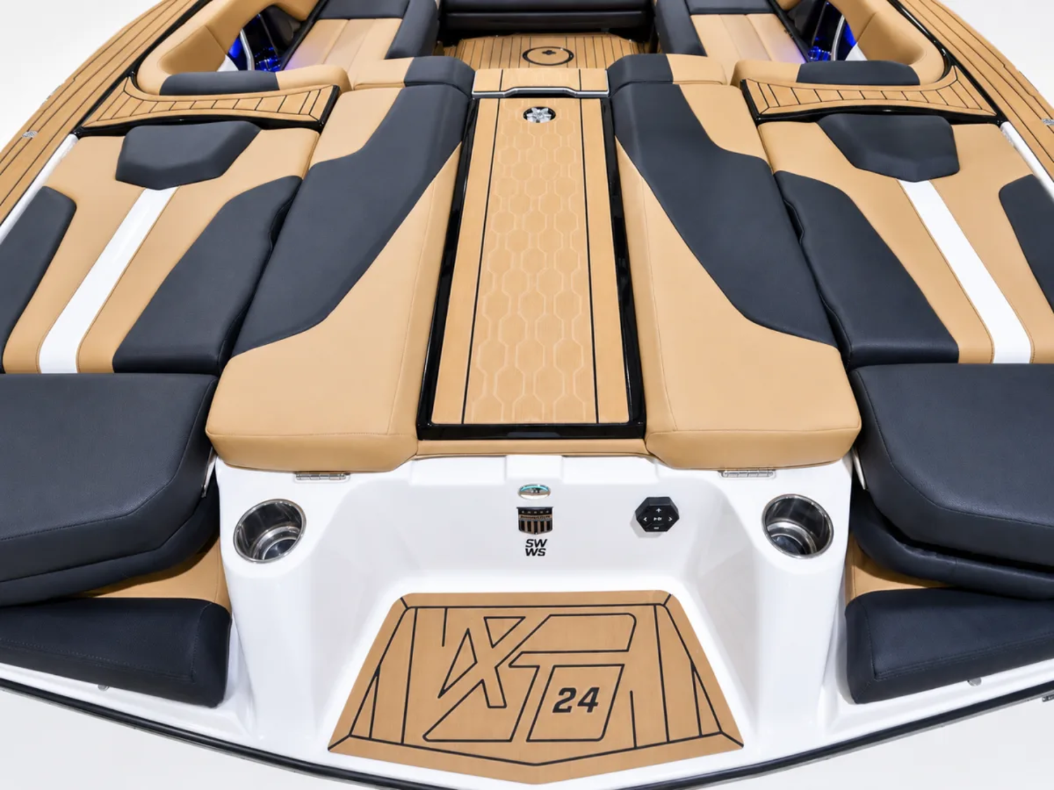 2025 Mastercraft XT24 - Like New!