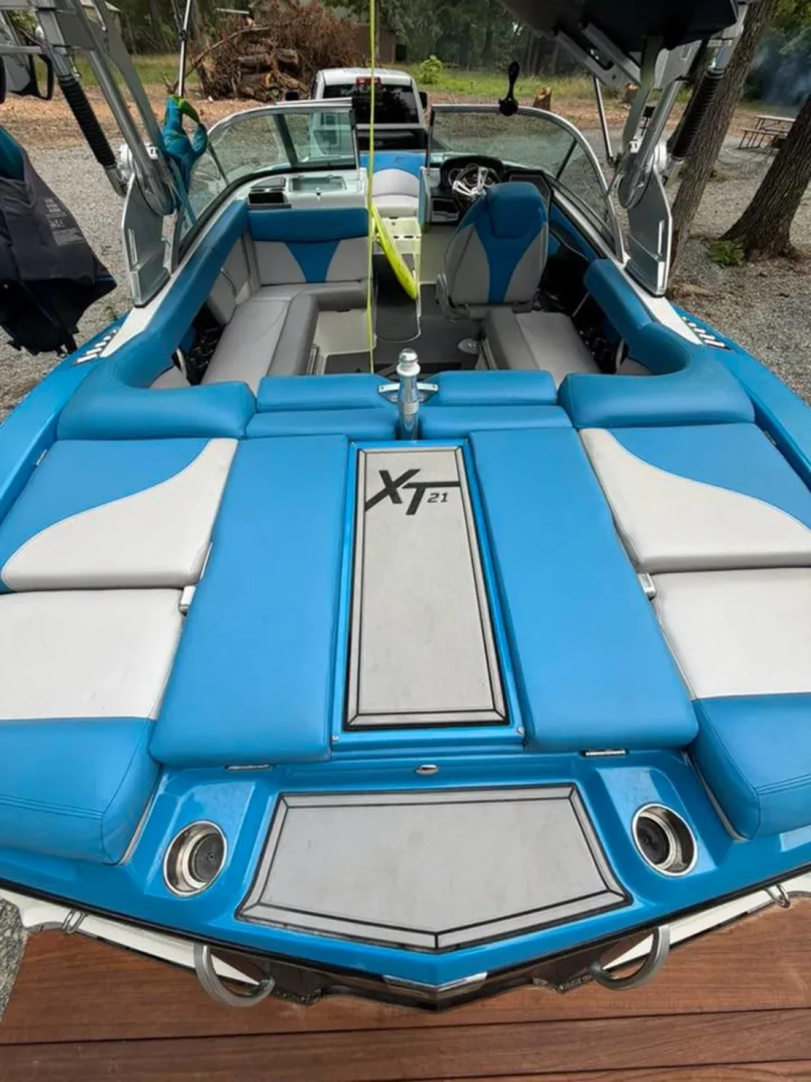 2018-mastercraft-xt21-140258-image3.webp