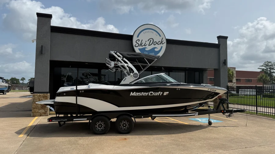 2018-mastercraft-xt23-140276-image17
