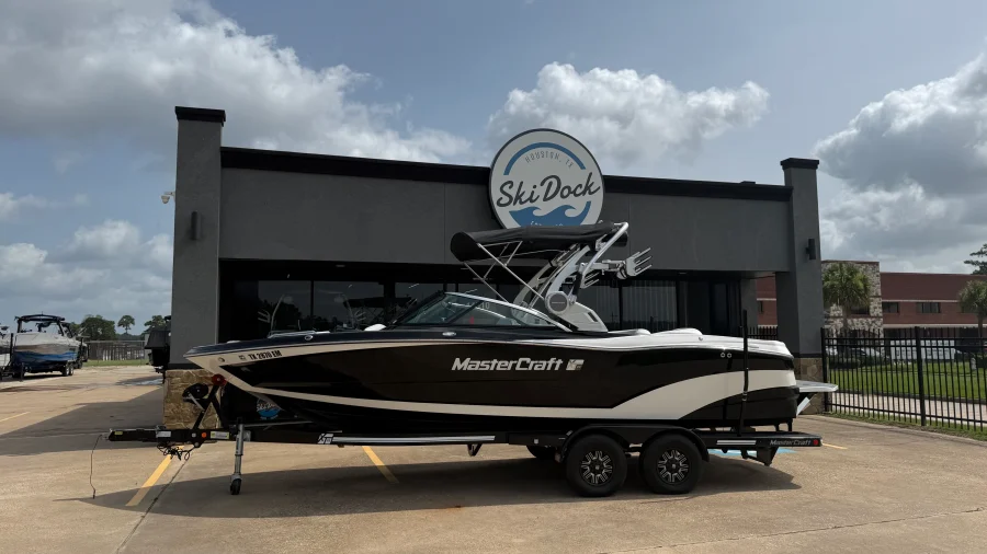 2018-mastercraft-xt23-140276-image2