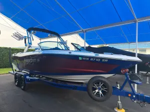 2017-mastercraft-xt23-141613-image3