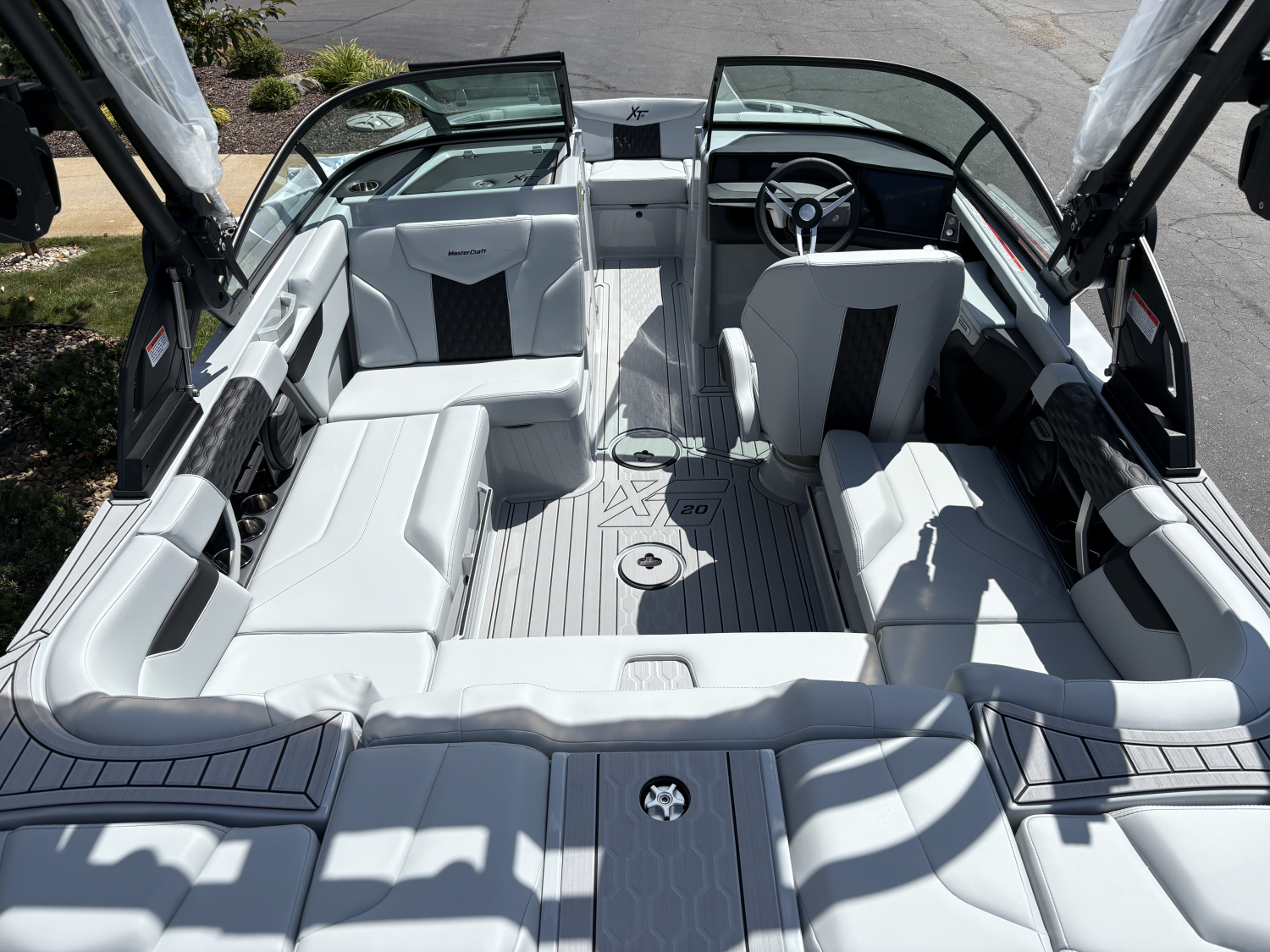 2027 MasterCraft XT20