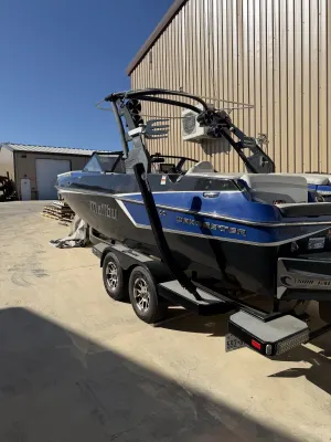 2017-malibu-wakesetter-22-mxz-141905-image1.webp