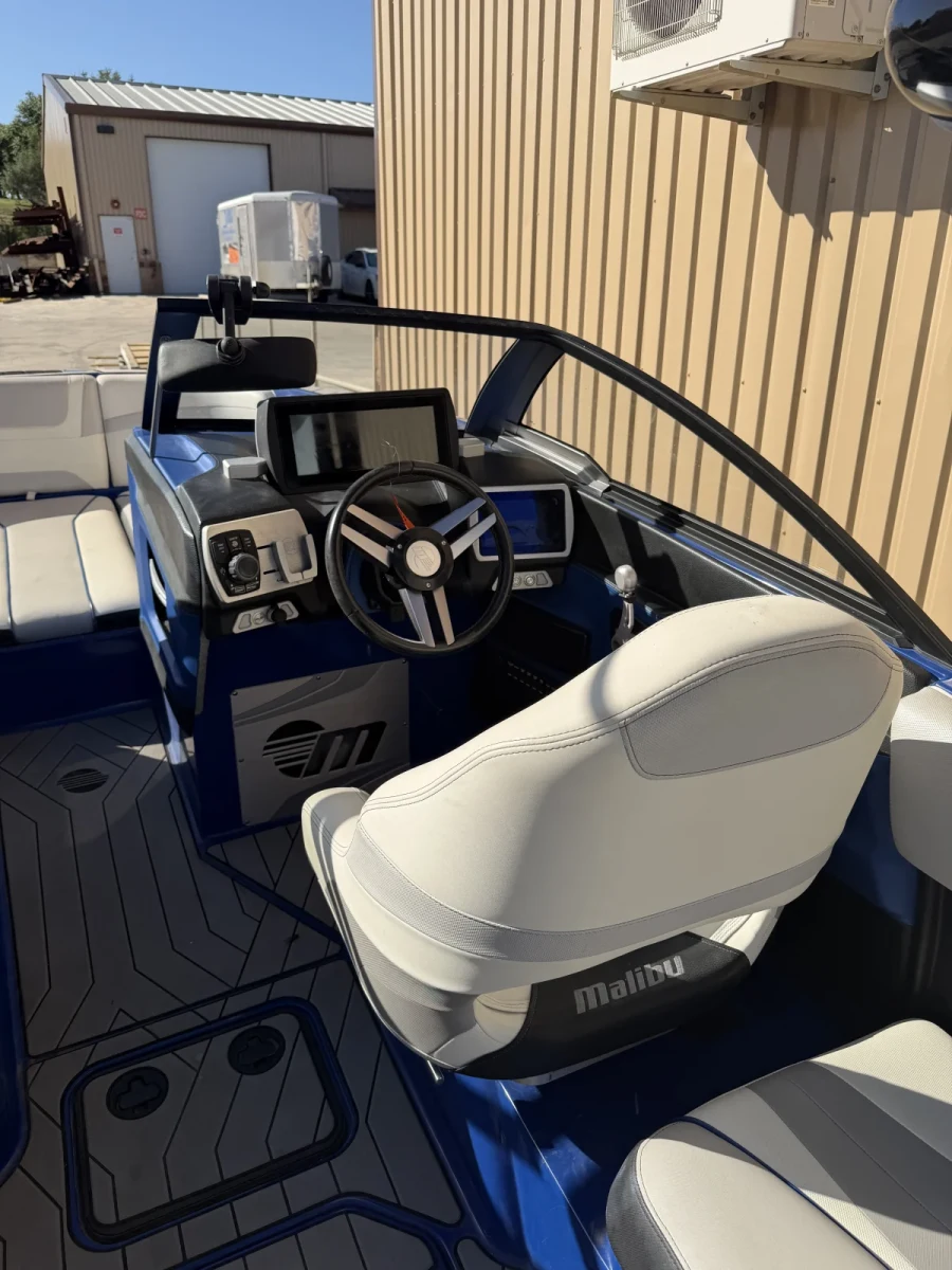 2017-malibu-wakesetter-22-mxz-141905-image11.webp