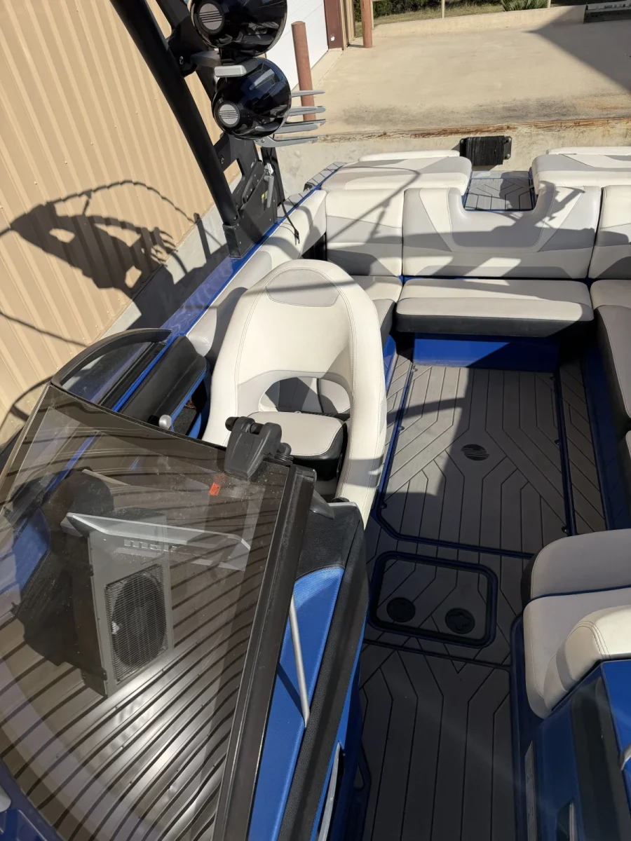 2017-malibu-wakesetter-22-mxz-141905-image12.webp