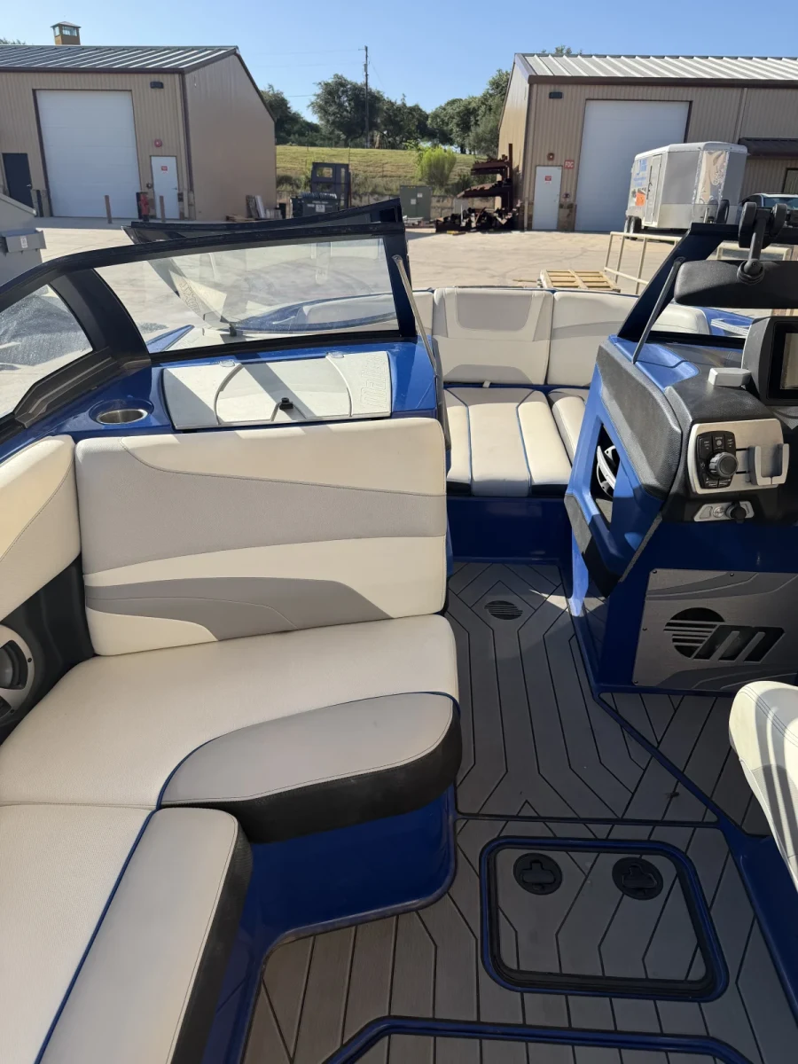 2017-malibu-wakesetter-22-mxz-141905-image13.webp