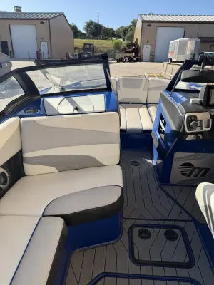2017-malibu-wakesetter-22-mxz-141905-image13.webp