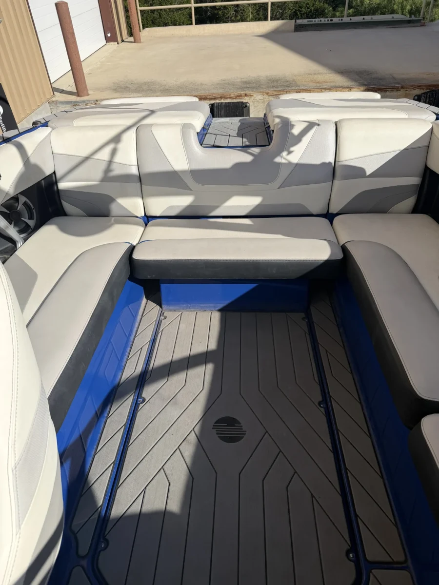 2017-malibu-wakesetter-22-mxz-141905-image14.webp