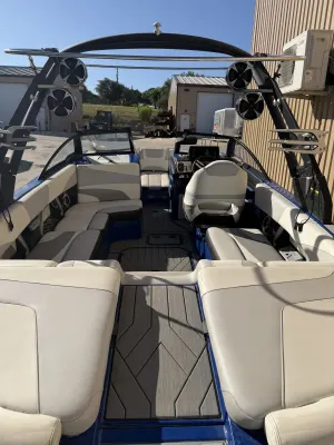 2017-malibu-wakesetter-22-mxz-141905-image6.webp