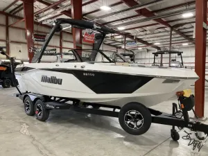 2026 Malibu Boats 21 LX Icon