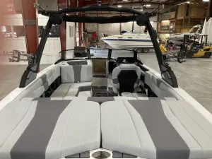 2026 Malibu Boats 21 LX Icon