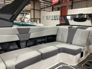 2026 Malibu Boats 21 LX Icon